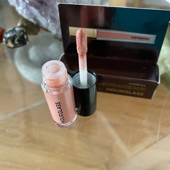 Hourglass Unreal High shine volumizing lip gloss - Picture 2 of 6